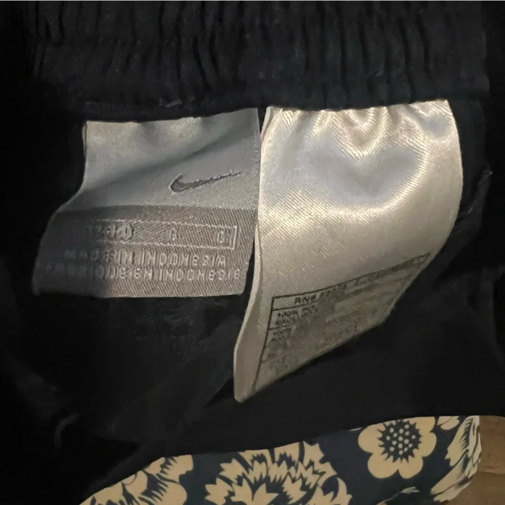 Vintage Nike Y2K navy blue cropped golf capris.  Size large (12/14).